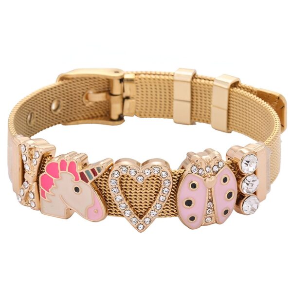 bracelet-motif-licorne-3a-1.jpg Un bracelet en acier inoxydable avec des breloques en forme de licorne, de cœur, de coccinelle et de cristal. Le bracelet est doré et les breloques sont colorées.