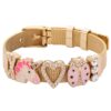 bracelet-motif-licorne-3a.jpg Un bracelet en acier inoxydable avec des breloques en forme de licorne, de cœur, de coccinelle et de cristal. Le bracelet est doré et les breloques sont colorées.