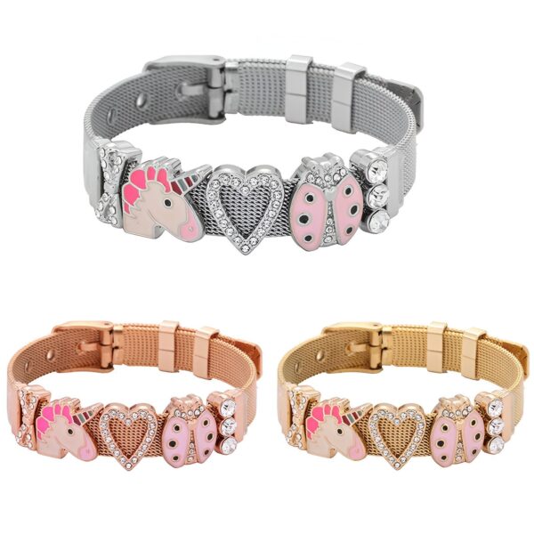 bracelet-motif-licorne-4a.jpg L'image représente un bracelet en acier inoxydable avec des breloques en forme de licorne, de cœur et de coccinelle. Le bracelet est disponible en trois couleurs : argent, or et or rose.