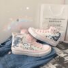 camion-de-chaussures-licorne-original-1a.jpg Baskets montantes blanches avec motifs licorne et lacets roses. Bouteille de boisson pêche, veste en jean et journal à motifs en arrière-plan. Style kawaii, fantaisiste., 45502278238463,45502278271231,45502278303999,45502278336767,45502278369535,45502278402303,45502278435071,45502278467839,45502278500607 | Licorne Shop