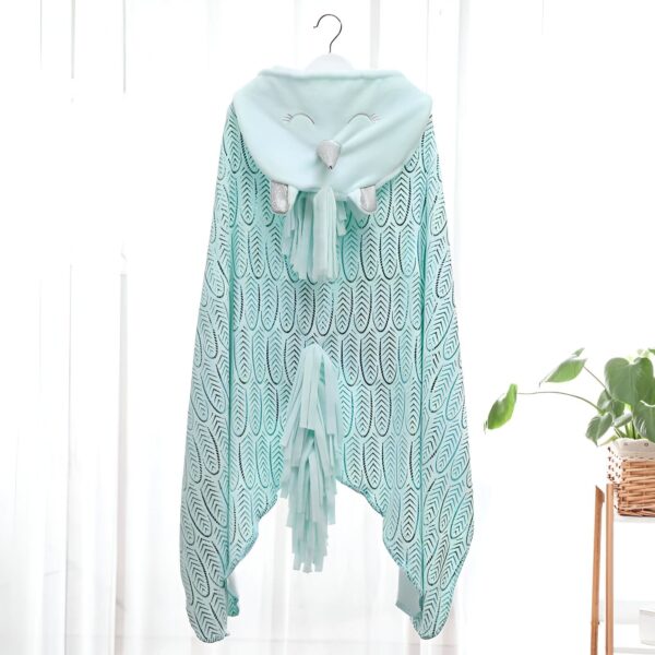 Cape de bain bébé turquoise avec capuche en forme d'animal. Texture ajourée, détails brodés, franges décoratives. Idéal pour sécher et réchauffer après le bain., 45502337253631 | Licorne Shop
