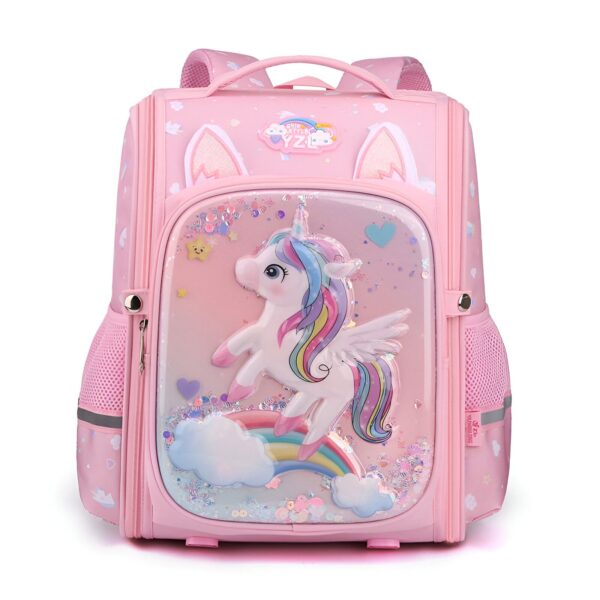 cartable-licorne-3d-fille-rose-1a-1.jpg Une image d'un sac à dos rose avec une licorne en 3D sur le devant. La licorne est blanche avec une crinière et une queue arc-en-ciel. Le sac à dos a des ailes en forme d'oreilles de lapin et est décoré de paillettes et de étoiles.