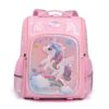 cartable-licorne-3d-fille-rose-1a.jpg Une image d'un sac à dos rose avec une licorne en 3D sur le devant. La licorne est blanche avec une crinière et une queue arc-en-ciel. Le sac à dos a des ailes en forme d'oreilles de lapin et est décoré de paillettes et de étoiles.