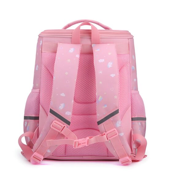 cartable-licorne-3d-fille-rose-2a.jpg Le cartable rose est décoré de nuages, d'étoiles et de licornes. Il possède des bretelles rembourrées et réglables, ainsi qu'une poignée de transport sur le dessus. Le cartable est fabriqué en polyester et mesure 40 x 30 x 20 cm.