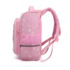 cartable-licorne-3d-fille-rose-3a.jpg Un cartable rose avec des motifs de licornes et de nuages. Il possède une poignée sur le dessus, des bretelles réglables et une poche latérale en filet.
