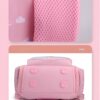 cartable-licorne-3d-fille-rose-4a.jpg L'image montre le dos d'un sac à dos rose avec un motif de nuages blancs. Le sac à dos est fabriqué dans un matériau en maille respirant et possède des bretelles rembourrées et réglables.