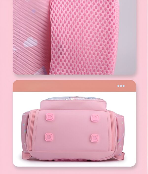 cartable-licorne-3d-fille-rose-4a.jpg L'image montre le dos d'un sac à dos rose avec un motif de nuages blancs. Le sac à dos est fabriqué dans un matériau en maille respirant et possède des bretelles rembourrées et réglables.