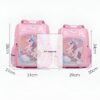 cartable-licorne-3d-fille-rose-6a.jpg Une image d'un sac à dos rose pour enfant avec une licorne en 3D sur le devant. Le sac à dos est également doté de deux poches latérales en filet, d'une poignée de transport et de bretelles réglables.