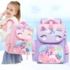cartable-licorne-3d-violet-1a Une jeune fille souriante porte un sac à dos rose et violet à l'effigie d'une licorne. Le sac à dos est orné de paillettes et de cœurs.
