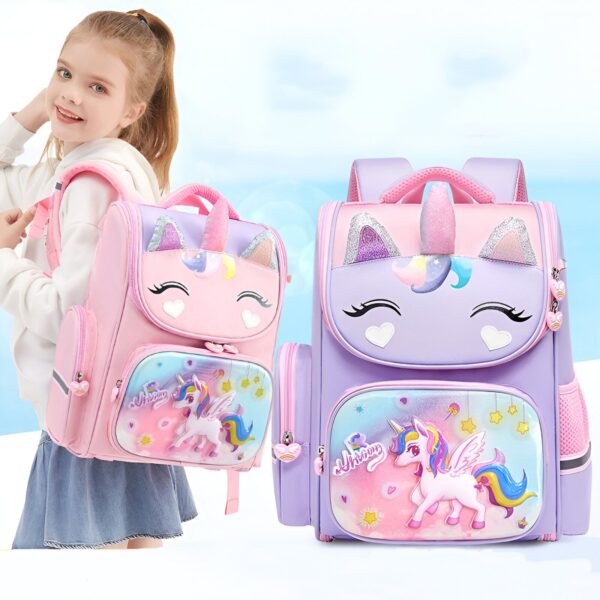 cartable-licorne-3d-violet-1a Une jeune fille souriante porte un sac à dos rose et violet à l'effigie d'une licorne. Le sac à dos est orné de paillettes et de cœurs.