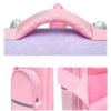 cartable-licorne-3d-violet-3a L'image montre un sac à dos rose avec une poignée et des bretelles rembourrées. Il y a une image de licorne sur le devant du sac à dos. Le sac à dos est fait d'un matériau durable et est parfait pour les enfants.