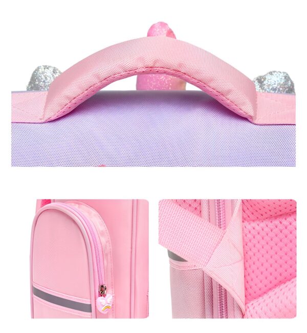 cartable-licorne-3d-violet-3a L'image montre un sac à dos rose avec une poignée et des bretelles rembourrées. Il y a une image de licorne sur le devant du sac à dos. Le sac à dos est fait d'un matériau durable et est parfait pour les enfants.