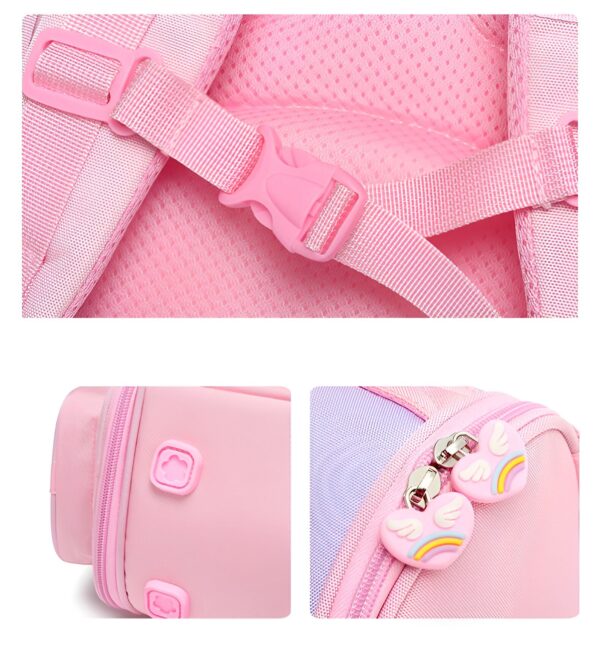 cartable-licorne-3d-violet-4a L'image montre un sac à dos rose avec des ailes arc-en-ciel sur la fermeture éclair. Il y a des boucles et des sangles réglables sur le sac à dos. Le sac à dos est fait d'un matériau durable et est idéal pour les enfants.