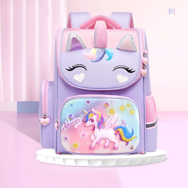 cartable-licorne-3d-violet-5a Un sac à dos rose et violet en forme de licorne avec des ailes et une crinière arc-en-ciel.