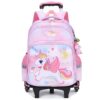 cartable-licorne-a-roulettes-rose-1a.jpg Une image d'un cartable à roulettes rose avec une licorne. Le cartable est décoré de cœurs, d'étoiles et de lunes. Il possède une poignée rétractable et des bretelles réglables.