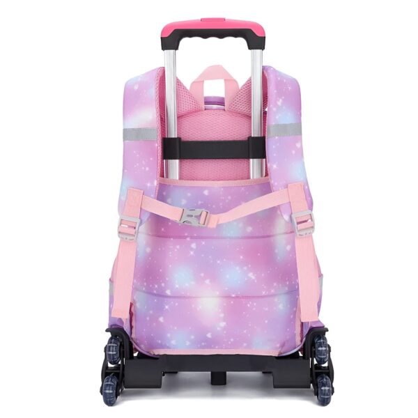 cartable-licorne-a-roulettes-rose-4a.jpg Un sac à dos à roulettes pour enfant avec un motif de galaxie rose et violette. Le sac à dos est équipé de plusieurs compartiments et de poches, ainsi que d'une poignée télescopique et de roulettes.