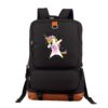 cartable-licorne-adulte-noir-3a.jpg L'image représente un sac à dos noir avec une image d'une licorne qui fait le dab. La licorne a une crinière et une queue arc-en-ciel. Le sac à dos est fait de toile et possède des bretelles réglables. Il y a une poche zippée à l'avant du sac à dos.