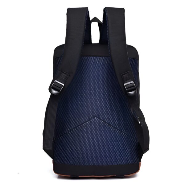cartable-licorne-adulte-rouge-1a.jpg Un sac à dos bleu avec des sangles noires et une poignée en cuir marron.