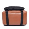 cartable-licorne-adulte-rouge-2a.jpg Un sac à dos noir et marron avec des sangles noires et une poignée en cuir marron.