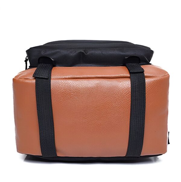 cartable-licorne-adulte-rouge-2a.jpg Un sac à dos noir et marron avec des sangles noires et une poignée en cuir marron.