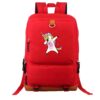 cartable-licorne-adulte-rouge-3a.jpg Le sac à dos est rouge avec une image d'une licorne qui fait un dab. La licorne est blanche avec une crinière et une queue arc-en-ciel.
