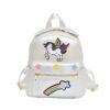 cartable-licorne-arc-en-ciel-blanc-3a Un sac à dos blanc avec une image de licorne ailée et une étoile filante arc-en-ciel.