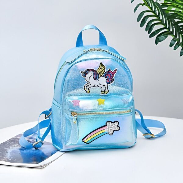 Un sac à dos bleu avec une image de licorne ailée et une étoile filante arc-en-ciel.