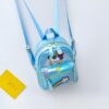 Un sac à dos bleu avec une image de licorne ailée, un arc-en-ciel et des étoiles.