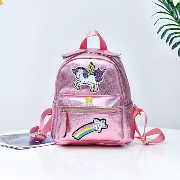 cartable-licorne-arc-en-ciel-rose-3a Un sac à dos rose avec une licorne ailée et une étoile filante arc-en-ciel.