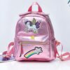 cartable-licorne-arc-en-ciel-rose-4a Un sac à dos rose avec une licorne ailée et une étoile filante