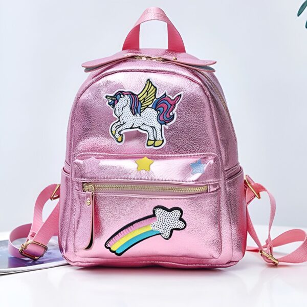 cartable-licorne-arc-en-ciel-rose-4a Un sac à dos rose avec une licorne ailée et une étoile filante