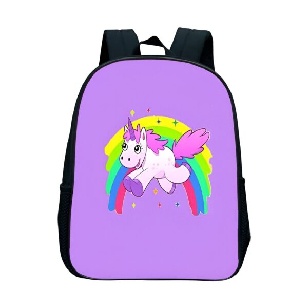 cartable-licorne-bebe-fille-4a.jpg Une image d'un sac à dos violet avec une image de licorne dessus. La licorne est blanche avec une crinière et une queue roses. Il y a un arc-en-ciel coloré derrière la licorne. Le sac à dos est noir à l'arrière avec des bretelles noires réglables.