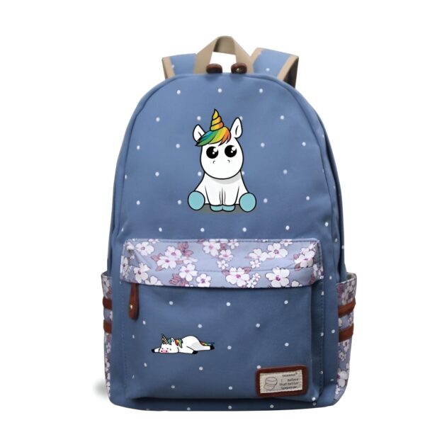 cartable-licorne-bleu-1a.jpg Le cartable bleu à pois blancs est décoré d'une licorne blanche avec une crinière arc-en-ciel et une corne jaune. Il y a aussi des fleurs roses et violettes sur le cartable.