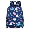 cartable-licorne-bleu-fonce-scolarite-1a.jpg Le cartable bleu à motifs de licornes et d'arcs-en-ciel est idéal pour les enfants. Il est fabriqué en polyester et possède une doublure en nylon. Il est doté d'un grand compartiment principal, d'une poche avant zippée et de deux poches latérales en filet. Les bretelles sont réglables et rembourrées pour un confort optimal.
