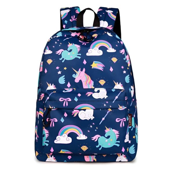 cartable-licorne-bleu-fonce-scolarite-1a.jpg Le cartable bleu à motifs de licornes et d'arcs-en-ciel est idéal pour les enfants. Il est fabriqué en polyester et possède une doublure en nylon. Il est doté d'un grand compartiment principal, d'une poche avant zippée et de deux poches latérales en filet. Les bretelles sont réglables et rembourrées pour un confort optimal.