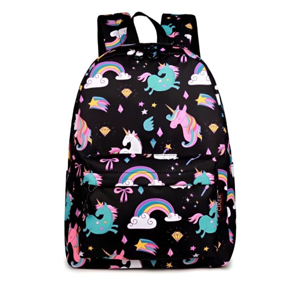 cartable-licorne-bleu-fonce-scolarite-7a.jpg Le cartable est noir avec des motifs de licornes, d'arcs-en-ciel et d'étoiles. Il y a une grande poche principale avec une fermeture éclair, une petite poche avant avec une fermeture éclair et deux poches latérales en filet. Le cartable est idéal pour les enfants de 6 à 10 ans.