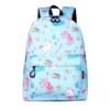 Le cartable bleu a un motif de licorne blanche et rose avec des étoiles et des arcs-en-ciel. Il y a une poche avant avec une fermeture éclair et deux poches latérales en filet. Le cartable est fabriqué en polyester et mesure 40 x 30 x 15 cm.