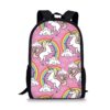 cartable-licorne-ce1-fille-2a.jpg licorne blanche avec une crinière et une queue arc-en-ciel, se cabrant sur un fond rose parsemé de nuages blancs et d'arcs-en-ciel.