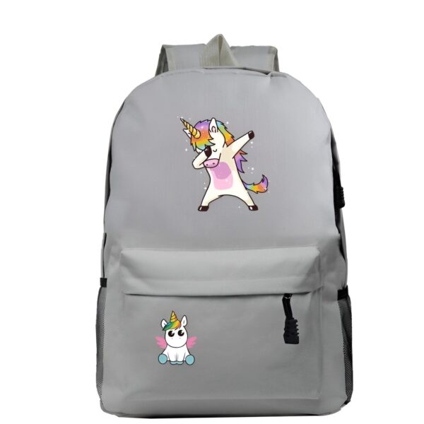 cartable-licorne-college-gris-3a.jpg L'image représente un sac à dos gris avec une image de licorne qui fait un dab. La licorne est blanche avec une crinière et une queue arc-en-ciel. Elle porte un collier avec un pendentif en forme de cœur. Le sac à dos a deux compartiments principaux avec des fermetures à glissière, une poche avant avec une fermeture à glissière et deux poches latérales en filet. Il est parfait pour transporter des livres, des cahiers et d'autres fournitures scolaires.