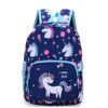 cartable-licorne-cp-bleu-marine-enfant-2a.jpg Le cartable bleu à motif licorne est parfait pour les enfants. Il est doté d'une grande poche principale, de deux poches latérales en filet et d'une petite poche avant zippée. Le cartable est également doté de bretelles réglables et d'une poignée de transport.
