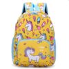 cartable-licorne-cp-jaune-enfant-2a.jpg Un sac à dos jaune avec une image de licorne et des étoiles multicolores. Le texte "I can fly" est écrit sur le devant du sac à dos.