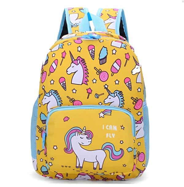 cartable-licorne-cp-jaune-enfant-2a.jpg Un sac à dos jaune avec une image de licorne et des étoiles multicolores. Le texte "I can fly" est écrit sur le devant du sac à dos.