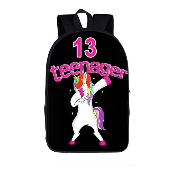 cartable-licorne-dab-adolescent-3a.jpg Le cartable noir a un imprimé d'une licorne blanche avec une crinière et une queue arc-en-ciel. La licorne est en train de danser le dab. Il y a un texte rose sur le cartable qui dit "13 teenager".