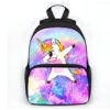 Une image d'un sac à dos noir avec une image de licorne qui fait le dab. La licorne est blanche avec une crinière et une queue arc-en-ciel. Le sac à dos est également décoré d'étoiles et de lunes.