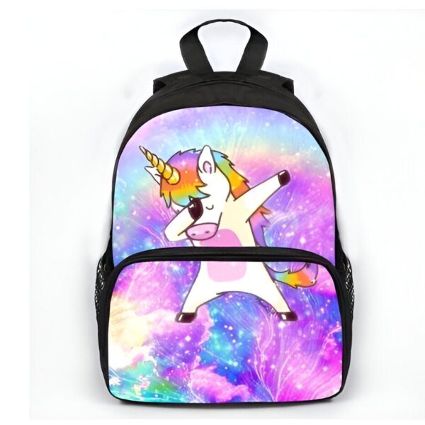 Une image d'un sac à dos noir avec une image de licorne qui fait le dab. La licorne est blanche avec une crinière et une queue arc-en-ciel. Le sac à dos est également décoré d'étoiles et de lunes.