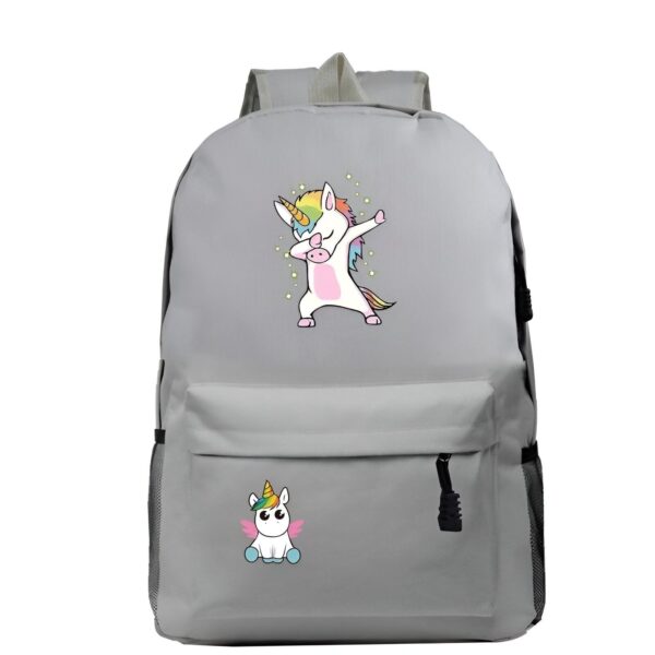 cartable-licorne-ecole-gris-3a L'image représente un sac à dos gris avec une image de licorne qui fait un dab. La licorne est blanche avec une crinière et une queue arc-en-ciel. Elle porte un collier avec un pendentif en forme de cœur. Le sac à dos a une poche zippée à l'avant et deux poches latérales en filet. Il est parfait pour les enfants ou les adultes qui aiment les licornes.