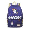 cartable-licorne-ecole-primaire-1a.jpg Une image d'un sac à dos bleu avec une licorne qui fait un dab. La licorne est entourée de fleurs et d'étoiles. Le sac à dos est également décoré de pois blancs.