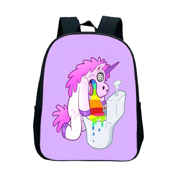 cartable-licorne-enfant-humour-4a.jpg licorne rose et blanche vomissant un arc-en-ciel dans une cuvette de toilettes