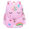 Le cartable est rose avec une image de licorne. La licorne a une corne et des ailes arc-en-ciel. Il y a aussi un arc-en-ciel et des nuages sur le cartable.