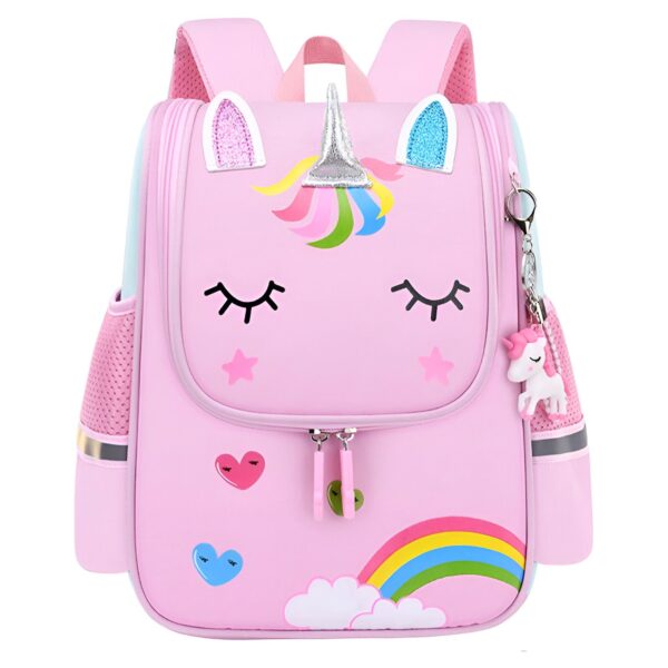 cartable-licorne-etanche-1a.jpg Le cartable est rose avec une image de licorne. La licorne a une corne et des ailes arc-en-ciel. Il y a aussi un arc-en-ciel et des nuages sur le cartable.